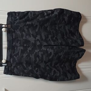 Lululemon Men's Pace Breaker 9" Black Camoflauge with Liner Medium